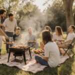 Parents réunis lors d’une activité barbecue pour la fête des pères organisée par Lu-Nid