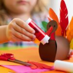 Enfant participant à une activité manuelle lors d'un atelier bricolage Touche-à-tout à Lu-Nid