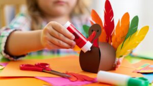 Enfant participant à une activité manuelle lors d'un atelier bricolage Touche-à-tout à Lu-Nid