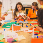 Groupe d'enfants participant à une activité manuelle lors d'un atelier créatif à Lu-Nid