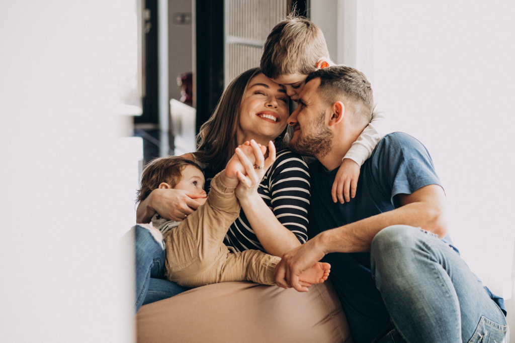 Photo d'une jeune famille souriante avec deux jeunes enfants